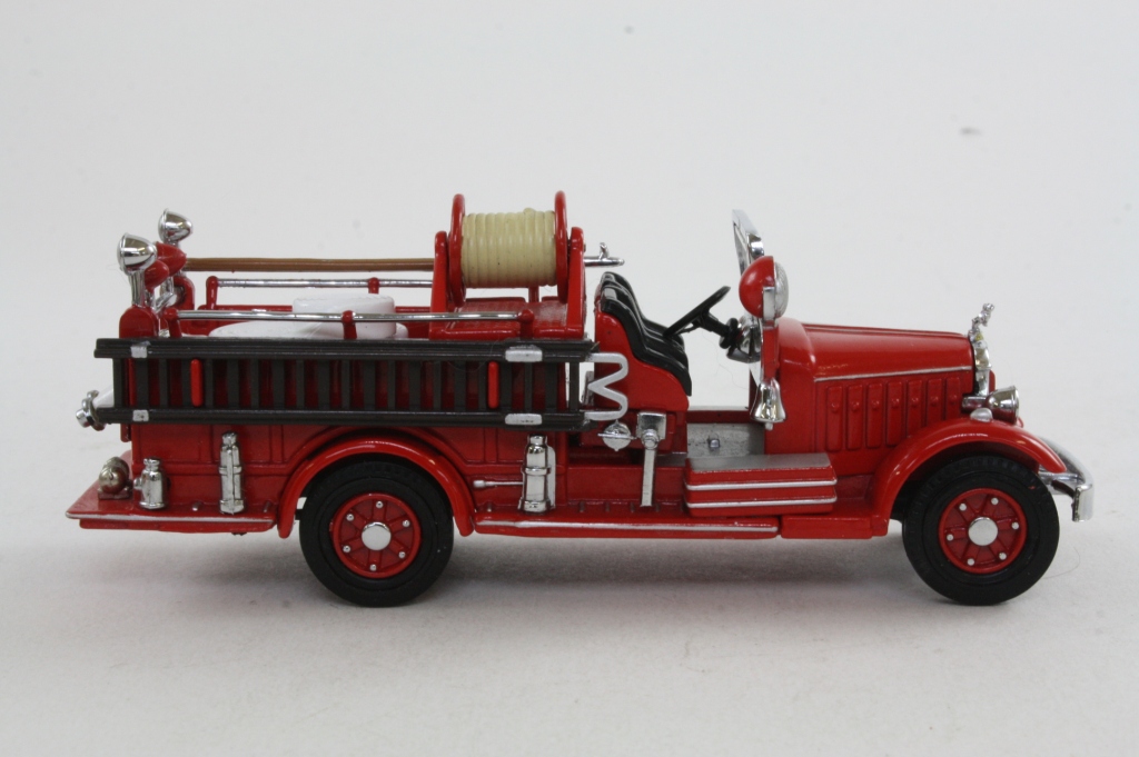 Matchbox Collectibles YFE15; 1935 Mack AB Fire Engine
